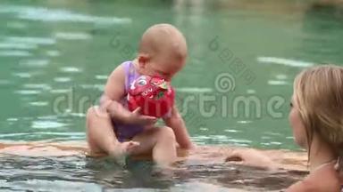 儿童和母亲在游泳池游泳
